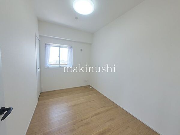 子供部屋　約4.6帖落ち着きのあるフローリングとクロスを採用した、上品で心地よい空間です。どんな家具やインテリアにも合わせやすく、お好みのスタイルにアレンジしやすい、暮らしを楽しめる住まいです。