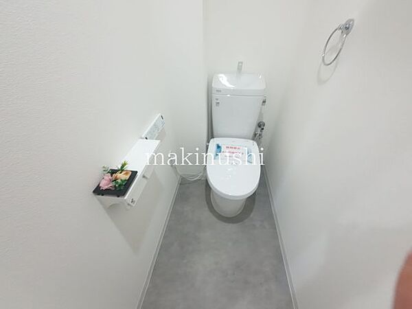 トイレシャワー付き便座を新調しました。清潔感のある快適な空間に生まれ変わり、毎日気持ちよくお使いいただけます。使い勝手にも配慮した設備で、快適な暮らしをサポートします。