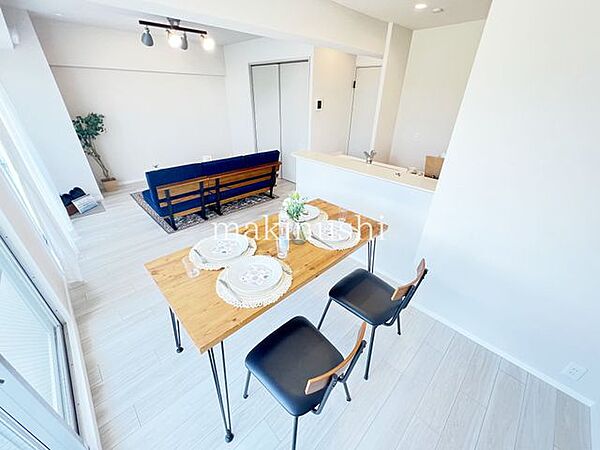 LDK　約15.9帖システムキッチンを新調した、使い勝手の良いカウンターキッチン♪リビングのご家族と会話を楽しみながらお料理ができます。毎日の家事も快適に、楽しくこなせるキッチンです。