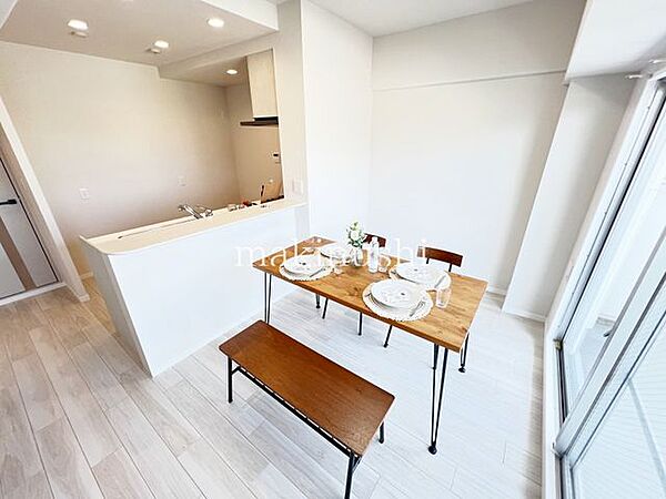 LDK　約15.9帖忙しい朝も家族が自然と集まるダイニングスペース♪美味しい料理を囲みながら、食事を楽しむひとときや何気ない会話が弾みます。家族の笑顔が集まる、心温まる空間ですね。