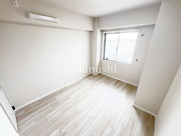 子供部屋　約5.0帖WIC（ウォークインクローゼット）を備えたお部屋♪衣類やバッグ、季節物などもたっぷり収納でき、お部屋をすっきり保てます。収納力に優れ、毎日の暮らしを快適にしてくれる嬉しい設備。