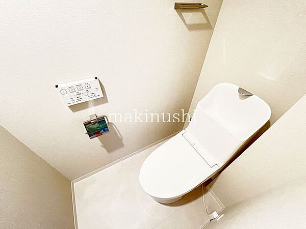 トイレトイレも新調し、快適な温水洗浄便座付き♪毎日使う場所だからこそ、清潔感のあるきれいなトイレは嬉しいポイントです。新しく快適な空間で、毎日の暮らしをより心地よくお過ごしいただけます。