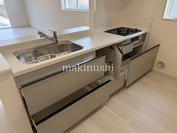 キッチン収納豊富なシステムキッチンで、調理器具や食器、食品などをすっきり整理できます。必要なものを取り出しやすく、キッチンまわりを広く使えるのも嬉しいポイント。毎日のお料理や片付けも快適に行えます
