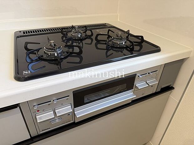 キッチン三口コンロを備えた使い勝手の良いキッチンです。複数の料理を同時に調理できるため、毎日の食事づくりも効率的に行えます。炒め物や煮込み料理など、さまざまなメニューに対応できますね。