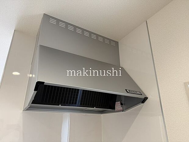キッチン静かなシロッコファンを搭載したキッチンです。調理中に発生する煙や油煙をしっかり集め、効率よく換気できます。さらにお手入れもしやすく、毎日のキッチン掃除の負担を軽減してくれる嬉しい設備です。