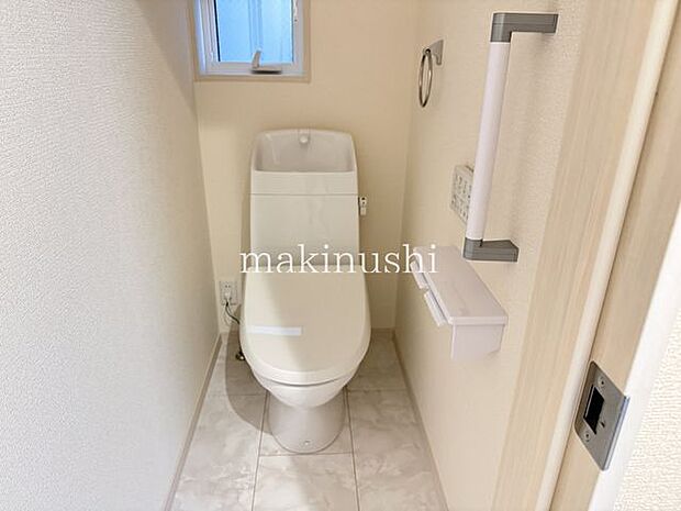 トイレトイレは1階と2階の2か所に設置されており、忙しい朝の時間帯にも便利です。来客時にも気兼ねなくお使いいただけ、階ごとに利用できるのも嬉しいポイント。ご家族それぞれの生活スタイルにも対応可!