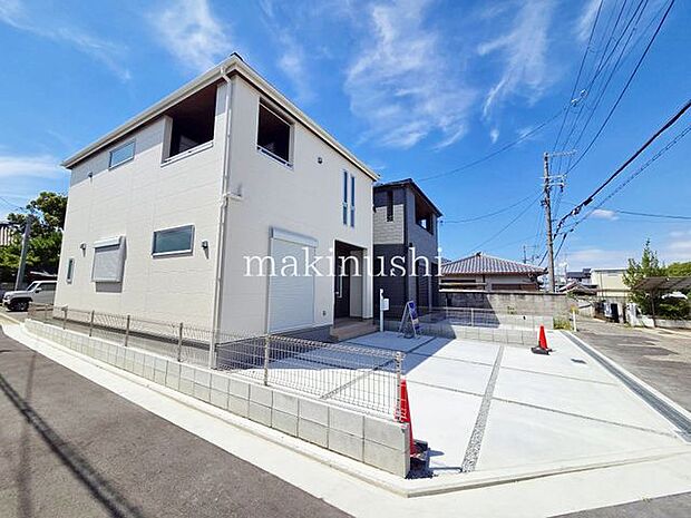 前面道路含む外観閑静な住宅街に位置し、落ち着いた時間を過ごせる住環境です。周囲の穏やかな雰囲気の中で、ゆったりとした暮らしをお望みの方におすすめ。静かで心地よい環境で、新生活を始めてみませんか。