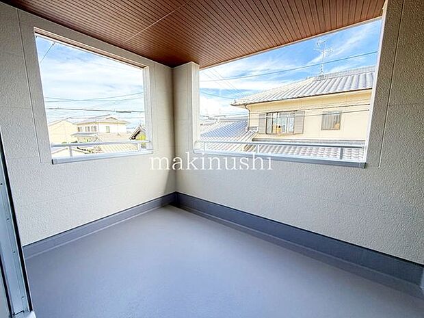バルコニー屋根のあるインナーバルコニーは、急な雨でも洗濯物が濡れにくいのが魅力です。天候を気にせず洗濯物を干しやすく、日差しも適度に遮ります。洗濯スペースとして使いやすい、実用性の高い空間です。
