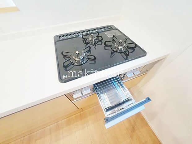 キッチン三口コンロを備えた使い勝手の良いキッチン。複数の料理を同時に調理できるため、毎日の食事づくりもスムーズです。炒め物や煮込み料理など幅広いメニューに対応でき、お料理の時間を快適に楽しめます。