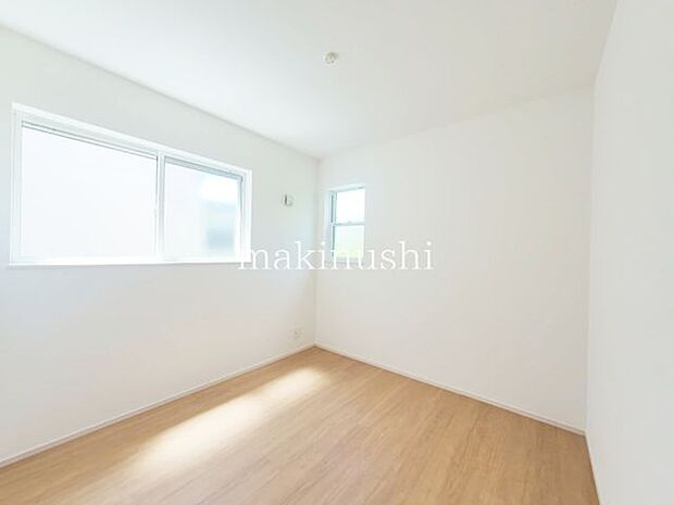 子供部屋 約4.8帖全室フローリング仕様で、統一感のある明るい室内です。ちょっとした汚れもモップやワイパーでサッとお掃除でき、お手入れも簡単。毎日の掃除がしやすく、清潔な住空間を保ちやすいです。
