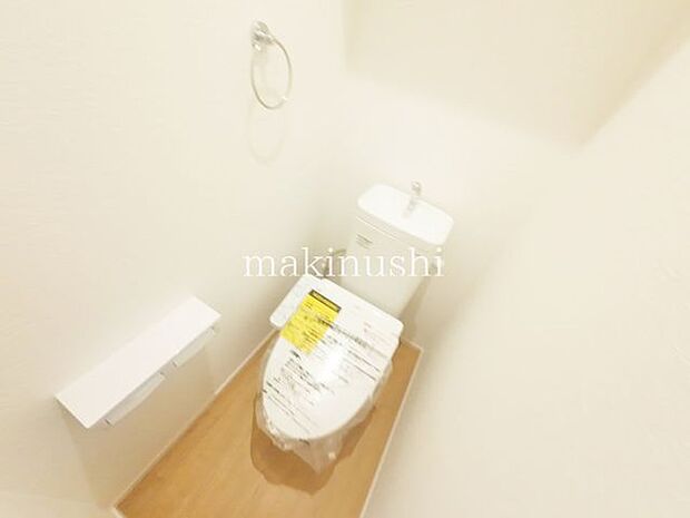 トイレトイレは1階と2階の2か所に設置されており、忙しい朝の時間帯や来客時にも便利です。各階にトイレがあることで、階段の上り下りを減らせるのも嬉しいポイント。ご家族みんなが快適に利用できます。
