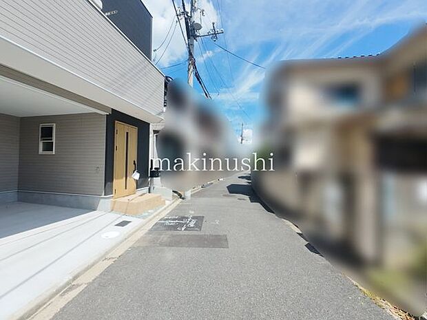 前面道路含む外観堺市東区南野田の新築戸建です。南海高野線「北野田」駅と「狭山」駅の2駅が利用可能な便利な立地。通勤・通学やお出かけにも便利で、駅を使い分けられるのが魅力です。ぜひ現地をご覧ください