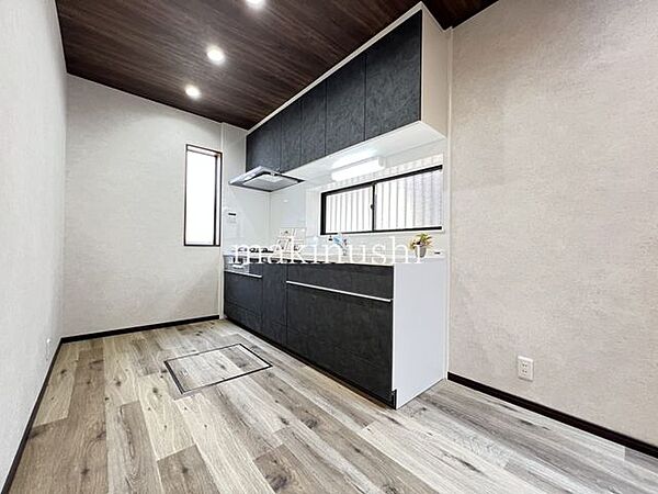 キッチン新しいシステムキッチンで、毎日のお料理も快適に。使いやすさと清潔感を兼ね備えたキッチンで、ご家族との会話を楽しみながらお料理ができます。家事の時間も楽しくなりそうです。
