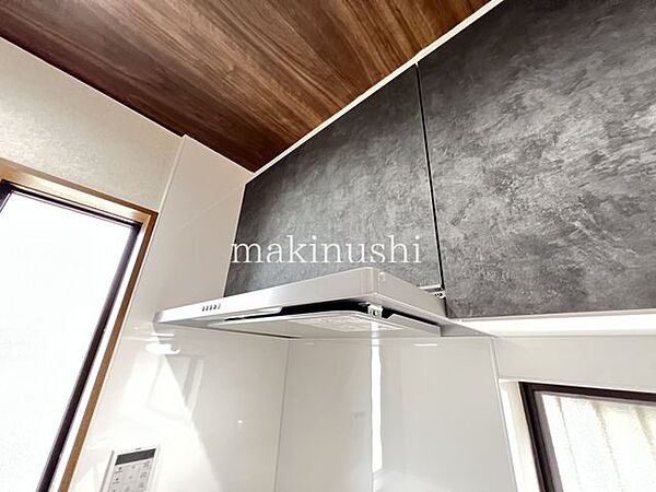 キッチン臭いや煙をしっかり集めるレンジフード付きで、調理中のキッチンを快適に保ちます。油煙やニオイの拡散を抑え、リビングへの影響にも配慮。毎日のお料理を気持ちよく楽しめます。