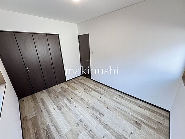 子供部屋こちらのお部屋も約6.0帖の使いやすい広さ。全体的に統一感のある内装で、家具やインテリアも合わせやすい落ち着いた空間です。寝室や子ども部屋、書斎など多目的に活用できます。