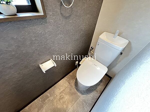 トイレトイレは1階と2階の2か所に設置されており、忙しい朝や夜間の利用にも便利。夜中に階段を上り下りする必要がなく、ご家族みなさまが快適にお使いいただけるのも嬉しいポイントです。