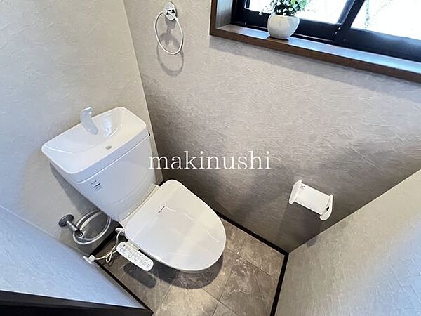 トイレ窓付きで自然光が差し込む、明るく清潔感のあるトイレです。温水洗浄便座付きで、毎日の暮らしを快適にサポート。換気もしやすく、心地よくお使いいただけます。ご質問等はお気軽に。