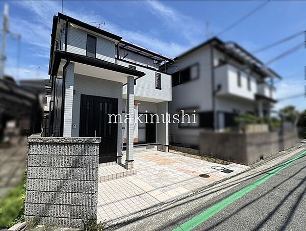 前面道路含む外観前面道路との高低差がなく、車の出し入れがしやすい駐車スペースです。交通量も少ないため、落ち着いて駐車や出庫ができ、毎日の通勤や買い物など、車を使うご家庭にも安心です。