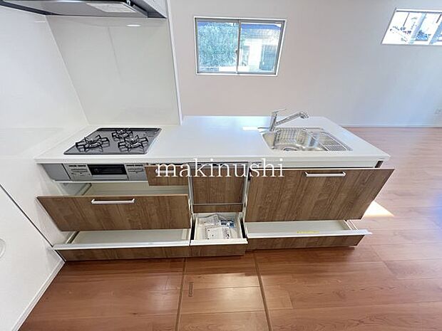 キッチン収納力のあるシステムキッチンで、調理器具や食器、調味料などをすっきり整理できます。必要なものを取り出しやすく、キッチンまわりをきれいに保ちやすい、使い勝手の良い仕様です。