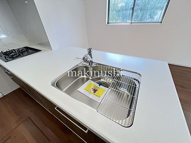 キッチン大きめのシンクを備えたキッチンで、食器や調理器具もゆったり洗えます。大きな鍋やフライパンも扱いやすく、洗い物が多い日にも便利。毎日の家事を快適にサポートしてくれます。