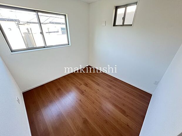 子供部屋 約5.0帖二面採光の子ども部屋で、2方向から自然光が差し込む明るく爽やかな空間です。風通しも良く、快適に過ごせるのが魅力。お子様の成長に合わせて、勉強部屋や寝室として活用できます。