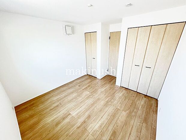 3階子供部屋 約6.1帖クローゼット付きの子供部屋は、衣類や学用品などをすっきり収納できる便利な空間です。お子様の成長に合わせて長く使いやすく、勉強や趣味にも集中できる快適なお部屋です。