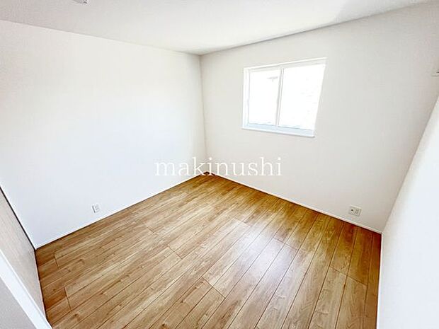 3階子供部屋 約6.1帖シンプルな内装のお部屋なので、お好みの家具やインテリアで自由にアレンジできます。ライフスタイルに合わせた空間づくりが楽しめ、お子様のお部屋や趣味のスペースにもおすすめです。