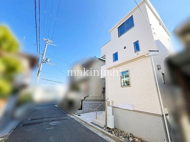 前面道路含む外観堺市西区北条町2丁に新築戸建が2026年6月完成いたしました。お客様のご都合に合わせて内覧可能です。実際の広さや設備、住環境をぜひ現地でご確認ください。お気軽にお問い合わせください