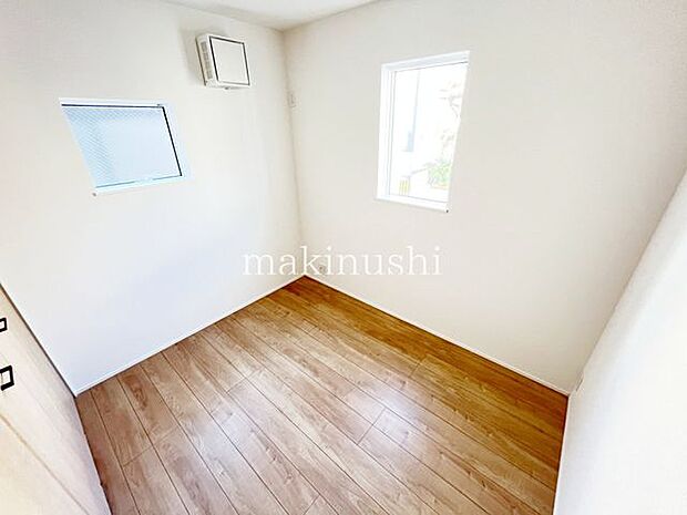 1階洋室 約4.2帖通気性の良い快適なお部屋です。自然な風を取り込みやすく、心地よい空間を保てます。明るく開放感のある室内で、毎日の暮らしを快適に過ごせるプライベート空間です。