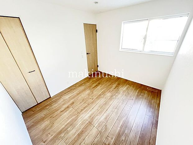 1階洋室 約5.2帖約5.2帖の洋室は、寝室や子ども部屋など多用途に活用できる空間です。収納スペースも確保されており、衣類や荷物をすっきり整理できます。落ち着いた時間を過ごせるプライベートルーム。