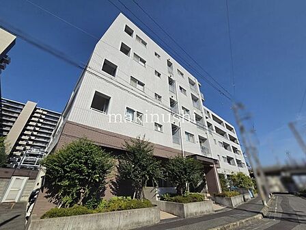 オートロックで安心。ほどよい世帯数で静かに暮らせそうです。