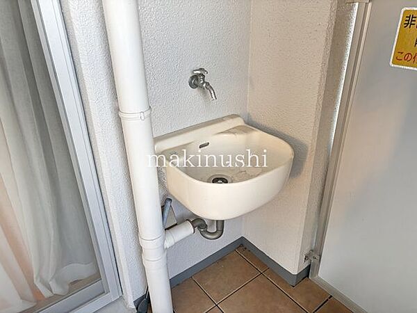 バルコニーにはスロップシンクがあります。大きなものやペットの足を洗うのに便利ですね。