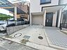 駐車場：駐車場前面道路が広く、車の出し入れがしやすい駐車場です。駐車スペースにもゆとりがあり、運転が苦手な方でも安心して利用できます。毎日の買い物や通勤にも便利で、荷物の積み下ろしもスムーズに行えます。