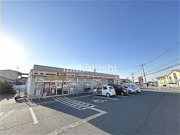 ニューヤマザキデイリーストア堺草尾店 徒歩7分。 530m