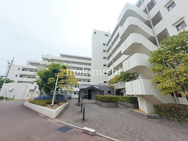外観小学校・中学校・コンビニをはじめ、ドラッグストアなどが入るスーパーも近く、日々のお買い物や用事にも便利な立地です。生活に必要な施設が身近に揃い、快適で暮らしやすい住環境が魅力です。