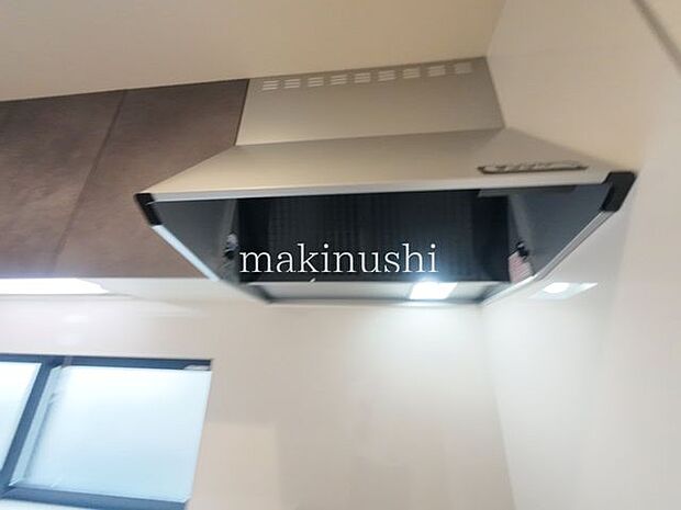 キッチン静かなシロッコファンを搭載したキッチン。調理中の煙やニオイをしっかり集め、強力に換気します。お手入れもしやすく、毎日のお料理を快適にサポート。清潔なキッチンを保ちやすいのも嬉しいですね。