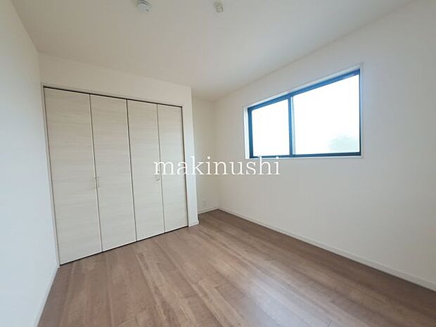 子供部屋 約5.5帖子供部屋としていかがでしょうか?お子様の成長に合わせて、ベッドや学習机などを配置しやすいお部屋です。明るく快適な空間で、お子様のプライベートルームとしてもおすすめです。