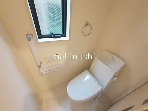 トイレ1階・2階の各階にトイレを設置した、便利で快適な住まいです。朝の忙しい時間帯やご家族が多いご家庭にも嬉しいポイント。階段の上り下りを減らせるため、暮らしやすさにも配慮された間取りです。