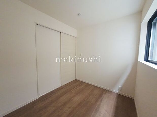 納戸 約37帖お部屋としてもご利用いただける、使い勝手の良い空間です。寝室や子供部屋、趣味のお部屋など、ご家族のライフスタイルに合わせて多目的に活用できます。暮らしに合わせた使い方ができます。