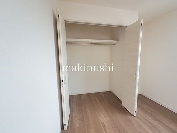 収納クローゼット内部は、衣類やバッグ、小物などをすっきり収納できる使いやすい設計です。収納スペースを上手に活用することで、お部屋を広く快適にお使いいただけます。整理整頓にも便利ですね。