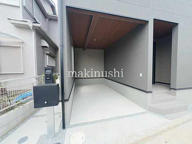 駐車場建物内に設けられたビルトインタイプの駐車スペース。雨の日でも濡れにくく、荷物の積み下ろしにも便利です。大切なお車を雨風から守りやすく、毎日のカーライフを快適にサポートしてくれる嬉しい空間です
