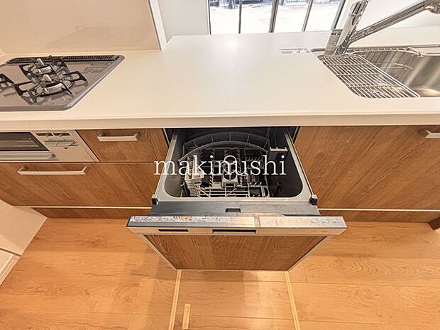 キッチン食器洗浄乾燥機付きのキッチン!手洗いより水道代の節約が期待でき、手にもお財布にも優しい設備です♪忙しいお父さん・お母さんの家事負担を軽減してくれる、嬉しい設備です!ぜひ現地にて