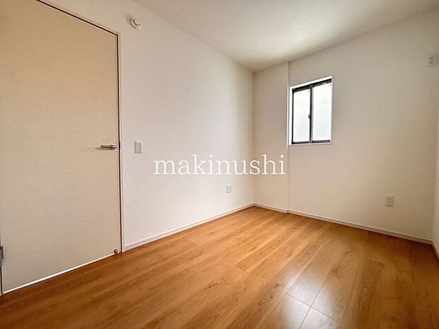 子供部屋約4.3帖約4.3帖の洋室は、子ども部屋や在宅ワークスペース、趣味のお部屋など多目的に活用できます♪収納スペースも備えているので、お部屋をすっきり保ちやすく、暮らしに合わせて便利なお部屋!