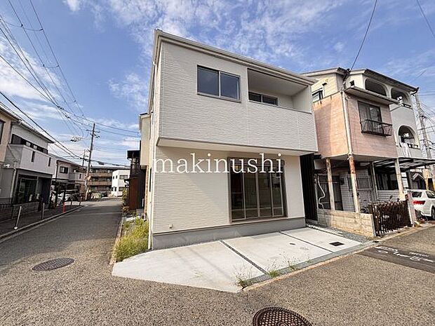前面道路含む外観南西角地につき、開放感のある立地です♪2方向に面しているため風通しも良く、明るい陽光が差し込む住まい!周囲の圧迫感も少なく、心地よく暮らせる嬉しいポイントです♪