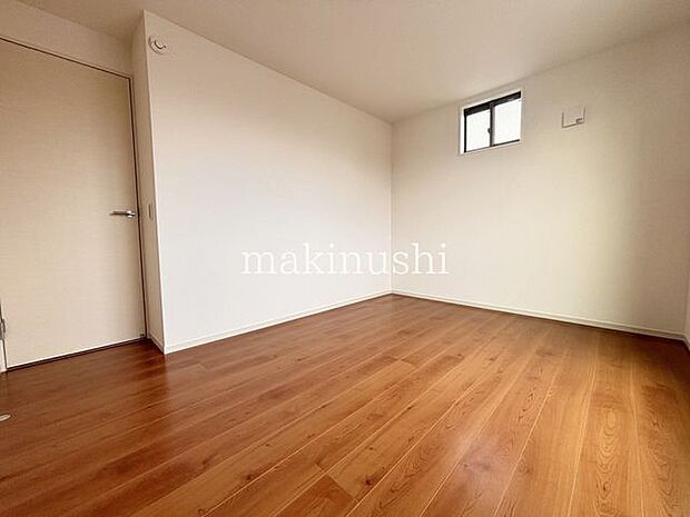 寝室 約6.2帖二面採光のお部屋は、2方向から自然光を取り入れやすく、明るく開放感のある空間です。窓を開ければ風通しにも期待でき、心地よく過ごせます。家具やインテリアも合わせやすいですね。
