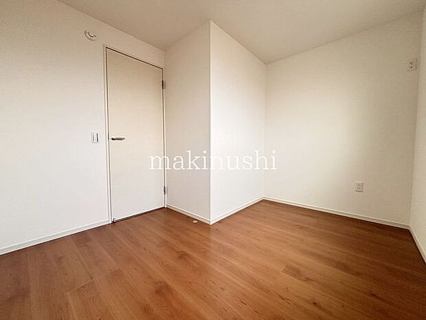 子供部屋 約4.5帖全室フローリング仕様で、お手入れしやすく快適な住空間です。ちょっとした汚れもモップや掃除機でサッとお掃除でき、日々の家事もスムーズ。清潔な状態を保ちやすいですね。