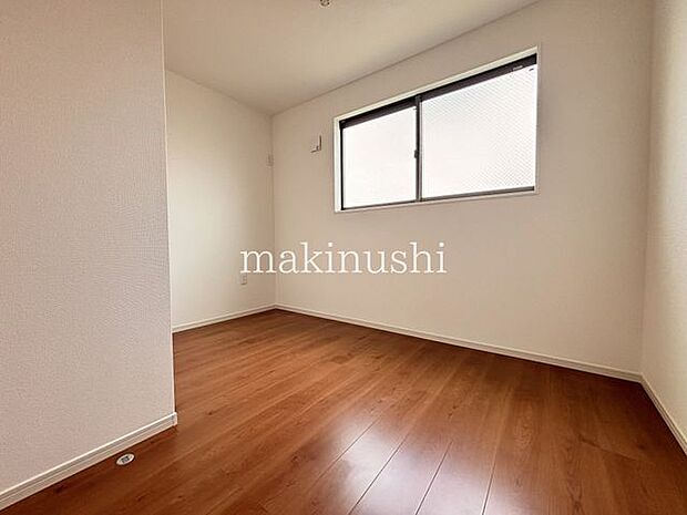 子供部屋 約4.5帖落ち着いた色合いのお部屋は、家具やインテリアを合わせやすく、好みに合わせて自由にアレンジできます。お気に入りの家具や小物を取り入れて、自分らしい空間づくりを楽しめますね。