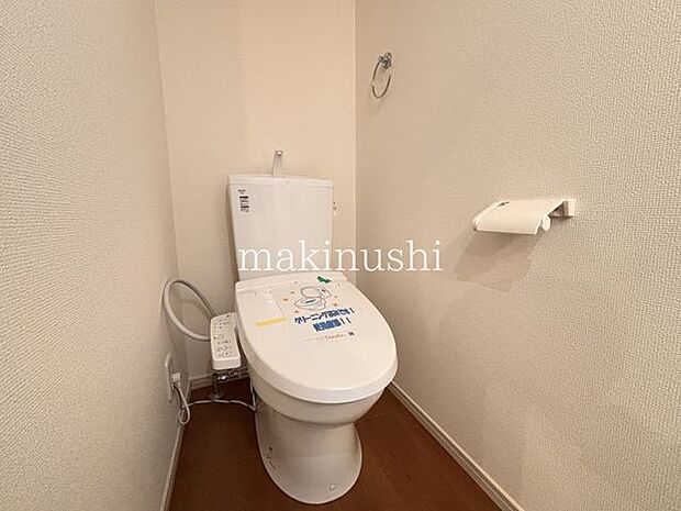 トイレ清潔感のあるトイレで、毎日快適にお使いいただけます。使いやすさにも配慮された空間で、落ち着いて過ごせるのもポイント。日々の暮らしを支える、シンプルで使い勝手の良い設備です。