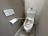 トイレ：トイレトイレを新調いたしました。清潔感のある明るい空間で、毎日気持ちよくお使いいただけます。使いやすさにも配慮した快適なトイレです。新しく生まれ変わった水回りです。ぜひご覧ください。