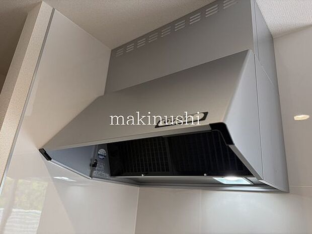 キッチン静かなシロッコファンを搭載致しました。調理中の煙やニオイをしっかり集めて換気できるのが嬉しいポイント。お手入れもしやすく、キッチンを清潔に保ちやすいのも魅力です。お料理を快適にサポート。